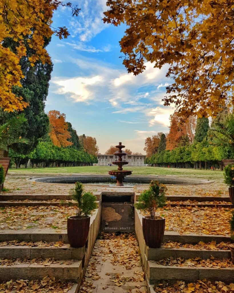 باغ عفیف‌آباد شیراز در  یک روز پاییزی