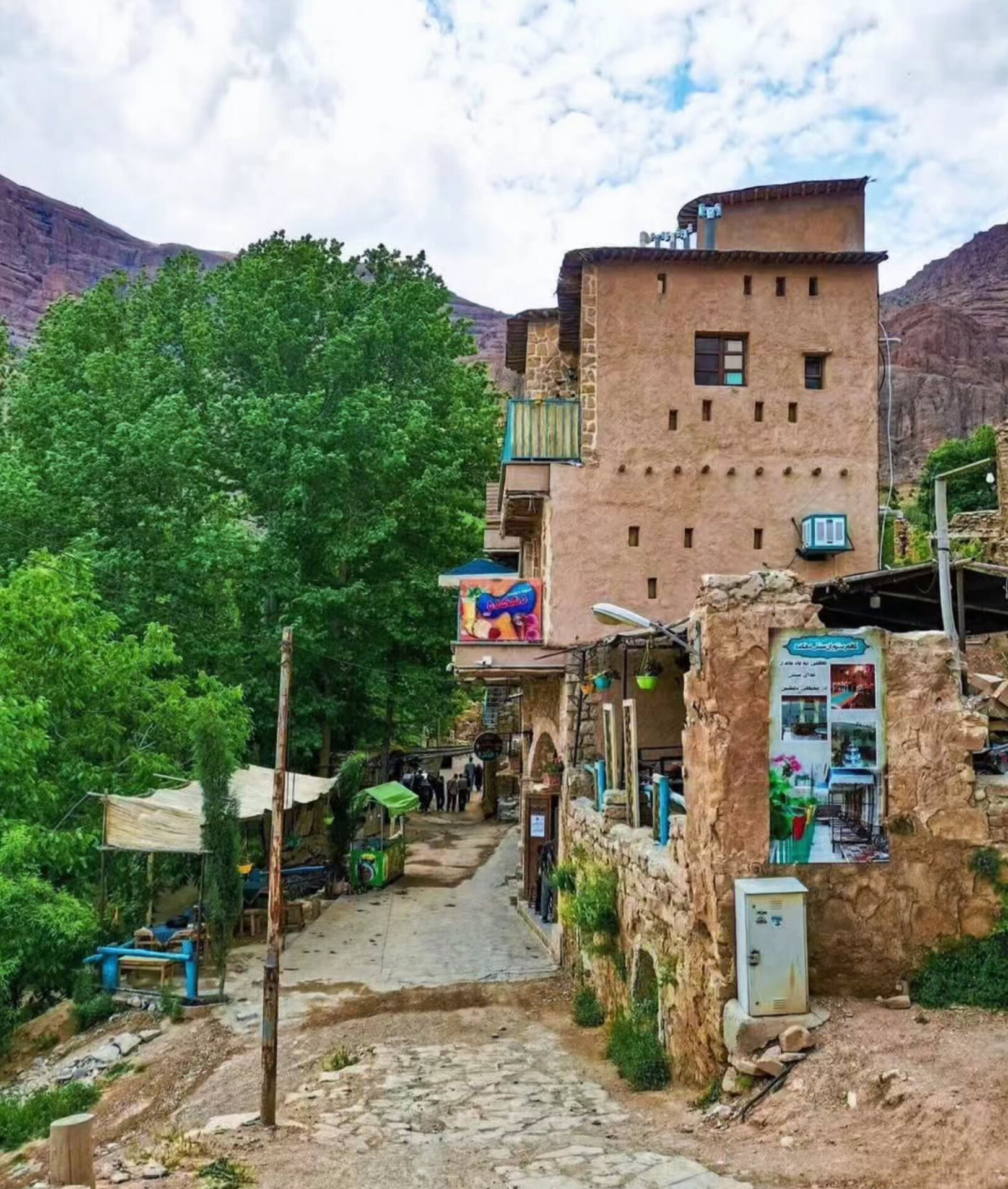 خیابان اصلی روستای قلات شیراز – زندگی و سرسبزی در دل دره