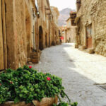 کوچه‌های سنگ‌فرش و سرسبز روستای قلات شیراز – جلوه‌ای از سنت و طبیعت