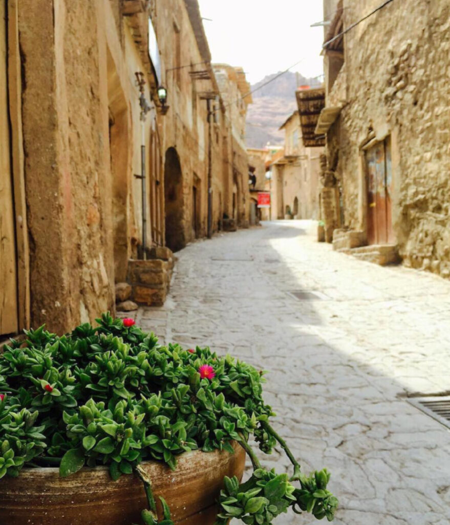 کوچه‌های سنگ‌فرش و سرسبز روستای قلات شیراز – جلوه‌ای از سنت و طبیعت