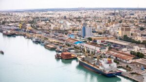 نمای اسکله بندر بوشهر با لنج‌ها و کشتی‌ها در استان بوشهر