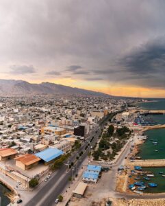 تصویر اسکله بندر کنگان با انعکاس آب پس از باران و لنج‌های پهلو گرفته در استان بوشهر