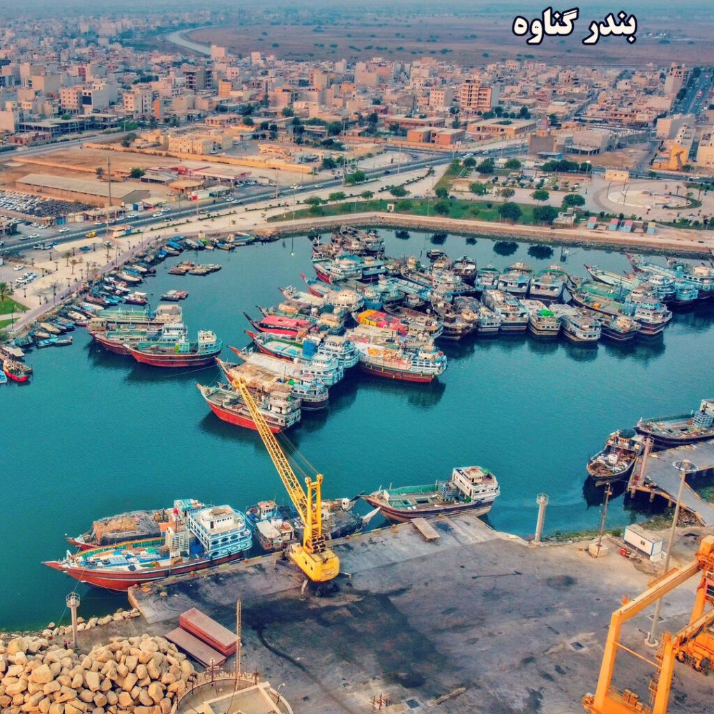 تصویر هوایی اسکله بندر گناوه با لنج‌های پهلو گرفته و چشم‌انداز شهر در استان بوشهر