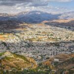 نمای هوایی شهر سنندج و کوه‌های اطراف در غرب ایران
