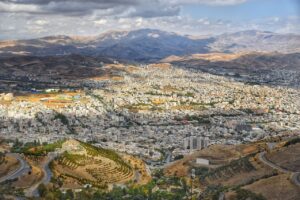 نمای هوایی شهر سنندج و کوه‌های اطراف در غرب ایران