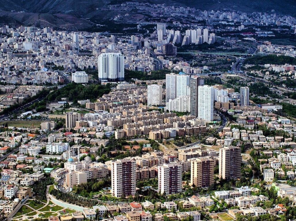 نمای برجها و ساختمانهای مدرن در شمال غرب تهران