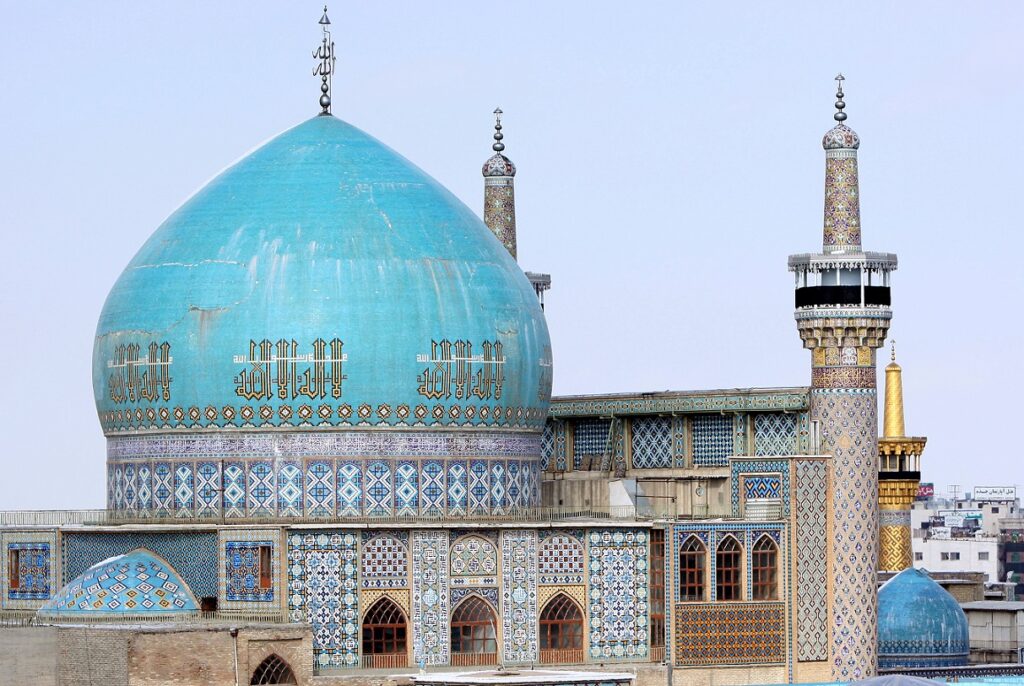 نمای بیرونی مسجد گوهرشاد در مشهد با ایوان‌ها و تزئینات زیبای کاشی‌کاری اسلامی