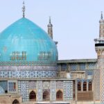 نمای بیرونی مسجد گوهرشاد در مشهد با ایوان‌ها و تزئینات زیبای کاشی‌کاری اسلامی