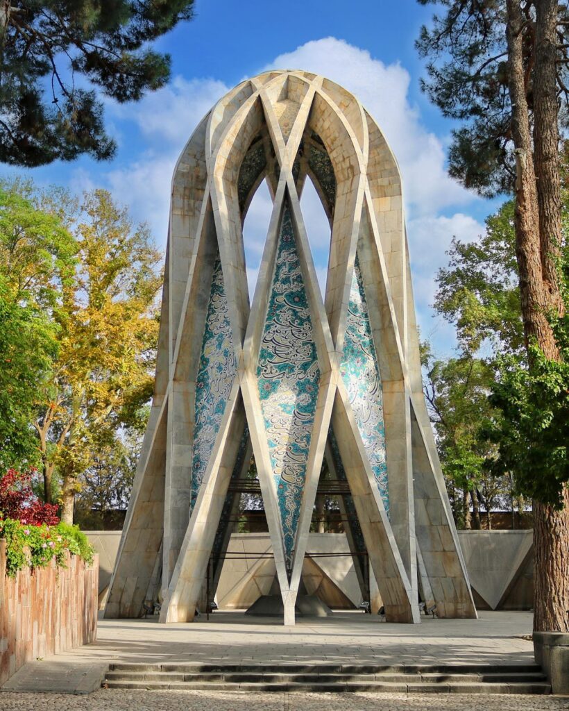 عکس آرامگاه خیام نیشابور با معماری منحصربهفرد ایرانی – عکس از مهدی شورگشتی (@mahdishorgashti)