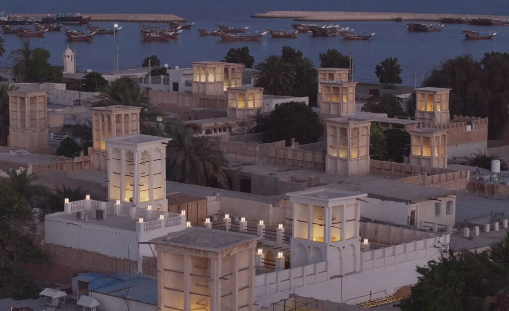 عکس شبانه بادگیرهای بندر کنگ با لنج‌های سنتی در پس‌زمینه