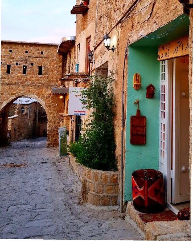 کوچه‌های سنگ‌فرش‌شده و بافت پلکانی روستا در قلات شیراز در تابستان