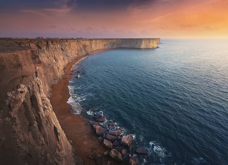 نمایی از ساحل صخره‌ای و موج‌های خروشان بندر چابهار در سواحل مکران