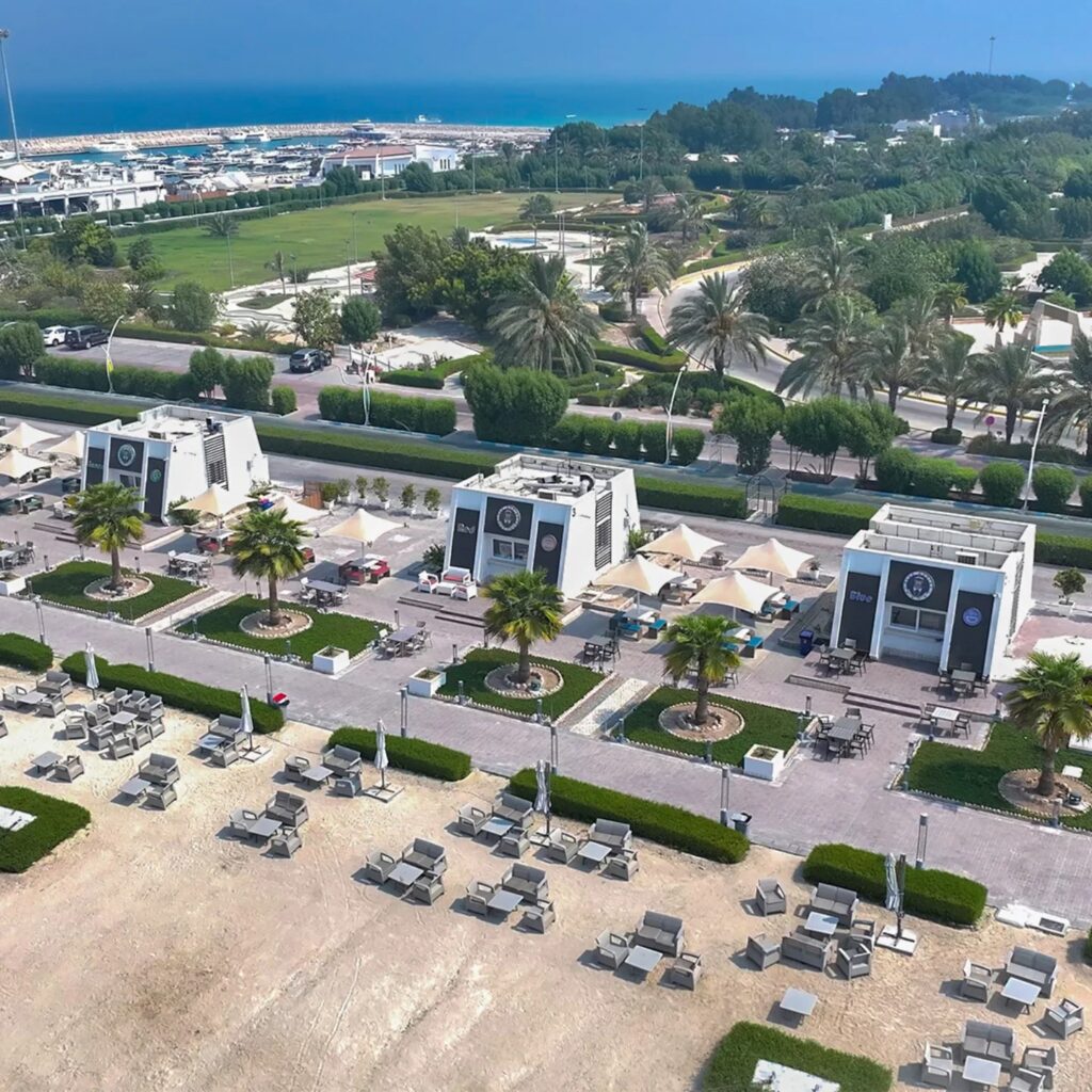 نمای فضای بیرونی رستوران مارینا کیش کنار ساحل مرجان با میزهای باز و نور طبیعی