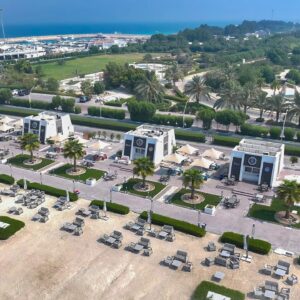 نمای فضای بیرونی رستوران مارینا کیش کنار ساحل مرجان با میزهای باز و نور طبیعی