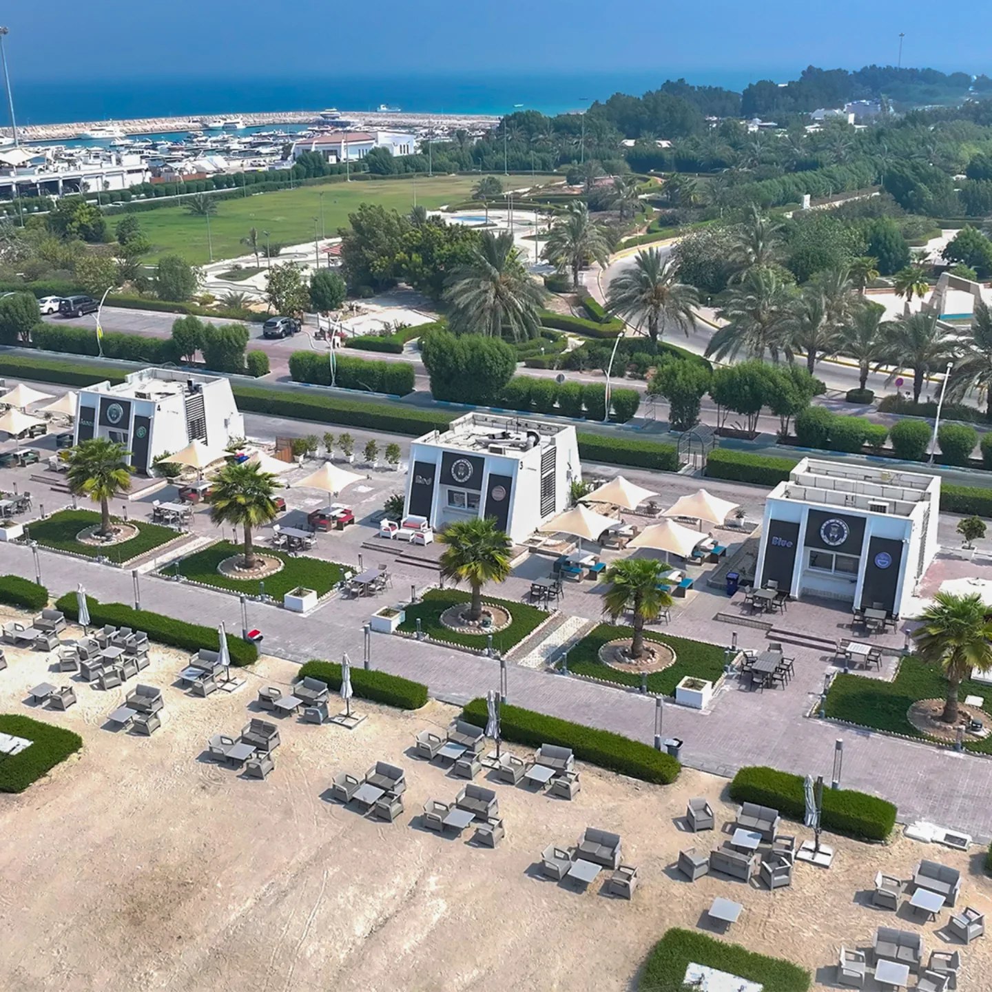 نمای فضای بیرونی رستوران مارینا کیش کنار ساحل مرجان با میزهای باز و نور طبیعی