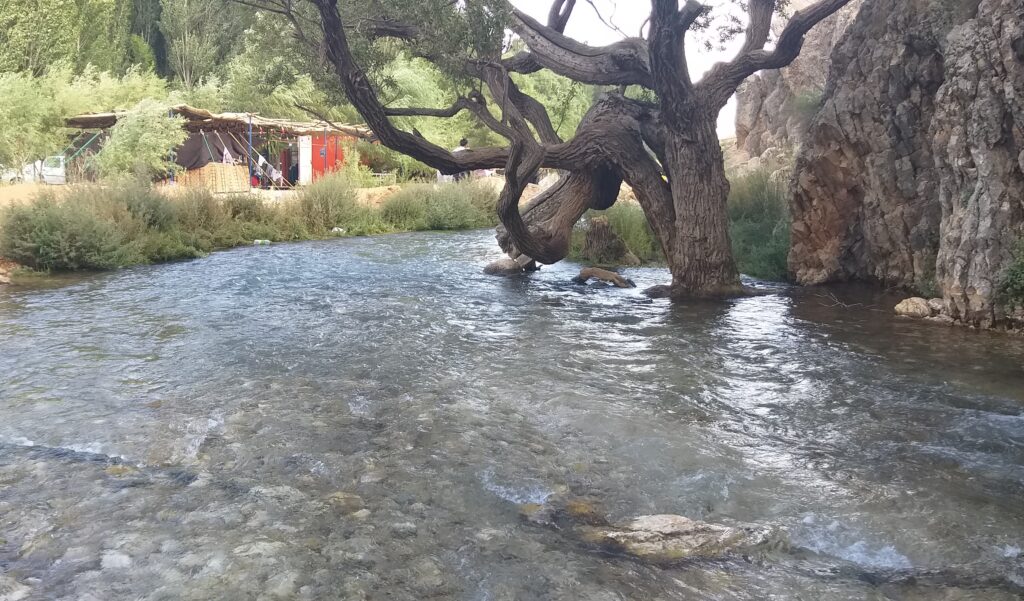 چشمه شش پیر سپیدان با آب زلال و طبیعت سرسبز اطراف