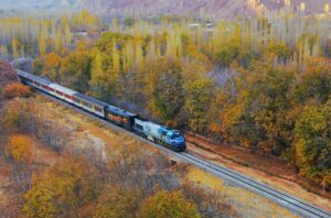 عبور قطار از ریل راه آهن و ایستگاه زرین درشت فارس در پاییز