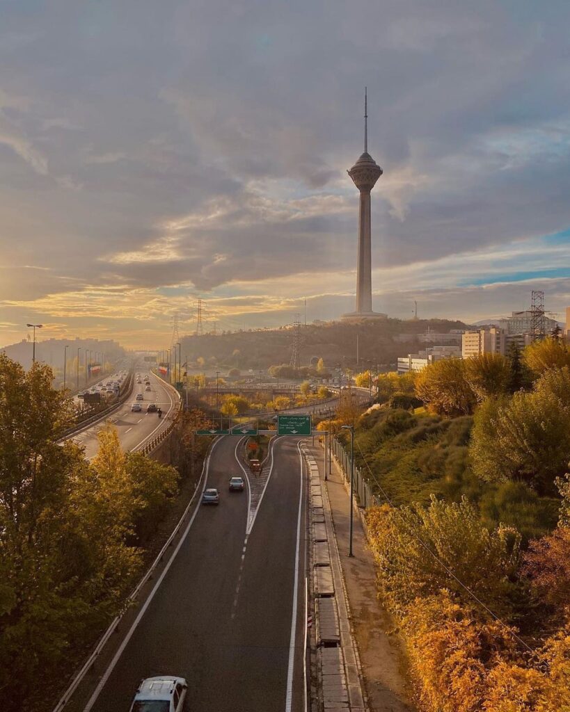 عکس برج میلاد تهران در پاییز