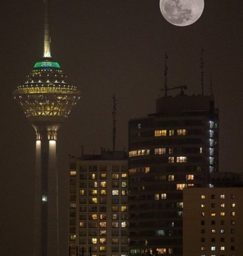 عکس برج میلاد تهران و ماه کامل در شب