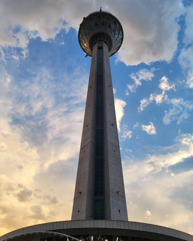 عکس عمودی ستون سازه برج میلاد در روز