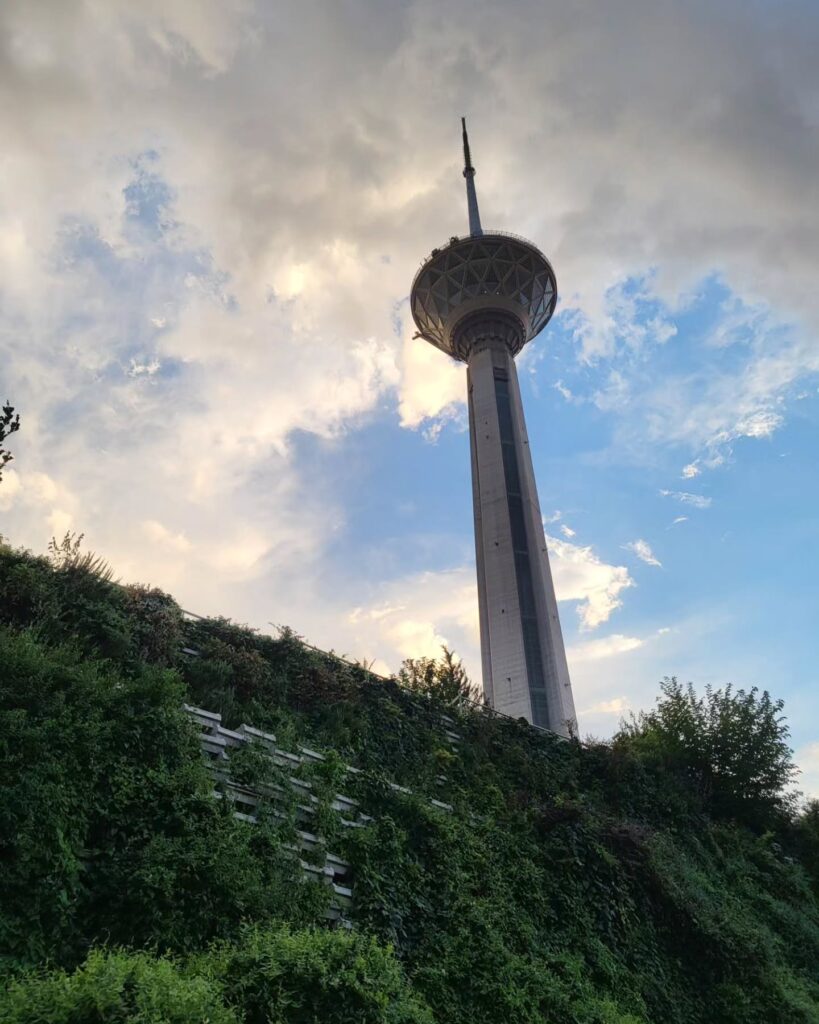 عکس عمودی و کامل سازه برج میلاد تهران در روز