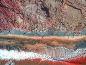 نمای هوایی ساحل نقره‌ای جزیره هرمز