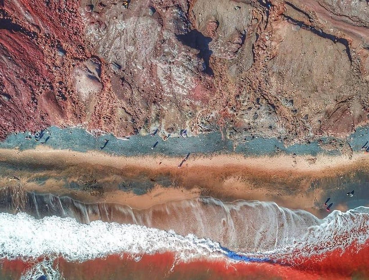 نمای هوایی ساحل نقره‌ای جزیره هرمز