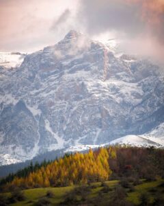 کوه‌های پوشیده از برف البرز در شمال ایران در فصل پاییز