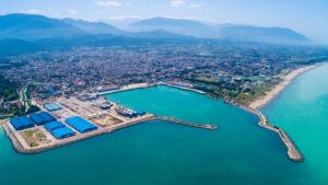 عکس هوایی اسکله بندر نوشهر با نمای شهر، کوه و جنگل‌های مازندران