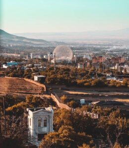 شهر همدان در پاییز