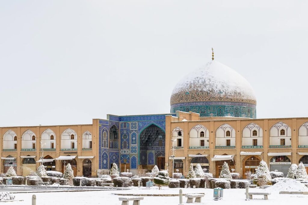 نقش جهان اصفهان خفته در برف