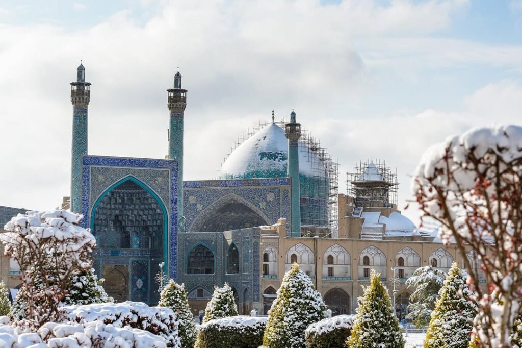 روز برفی و چشمگیر میدان نقش جهان