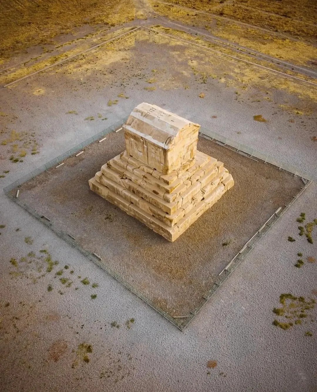 اینجا کوروش آرمیده است؛ پدرِ یک تمدن عکاس:@iran_memari