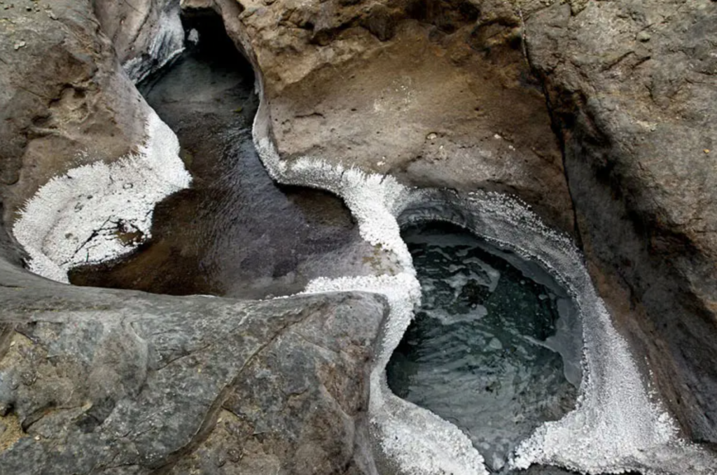 آبشار نمکی جاشک
