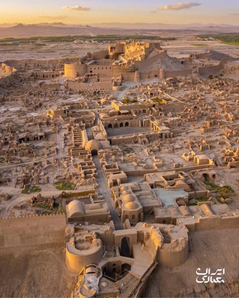 ارگ بم، واقع در شهر بم استان کرمان، بزرگ ترین سازه خشتی جهان با ریشه هایی از دوره اشکانی تا قاجار