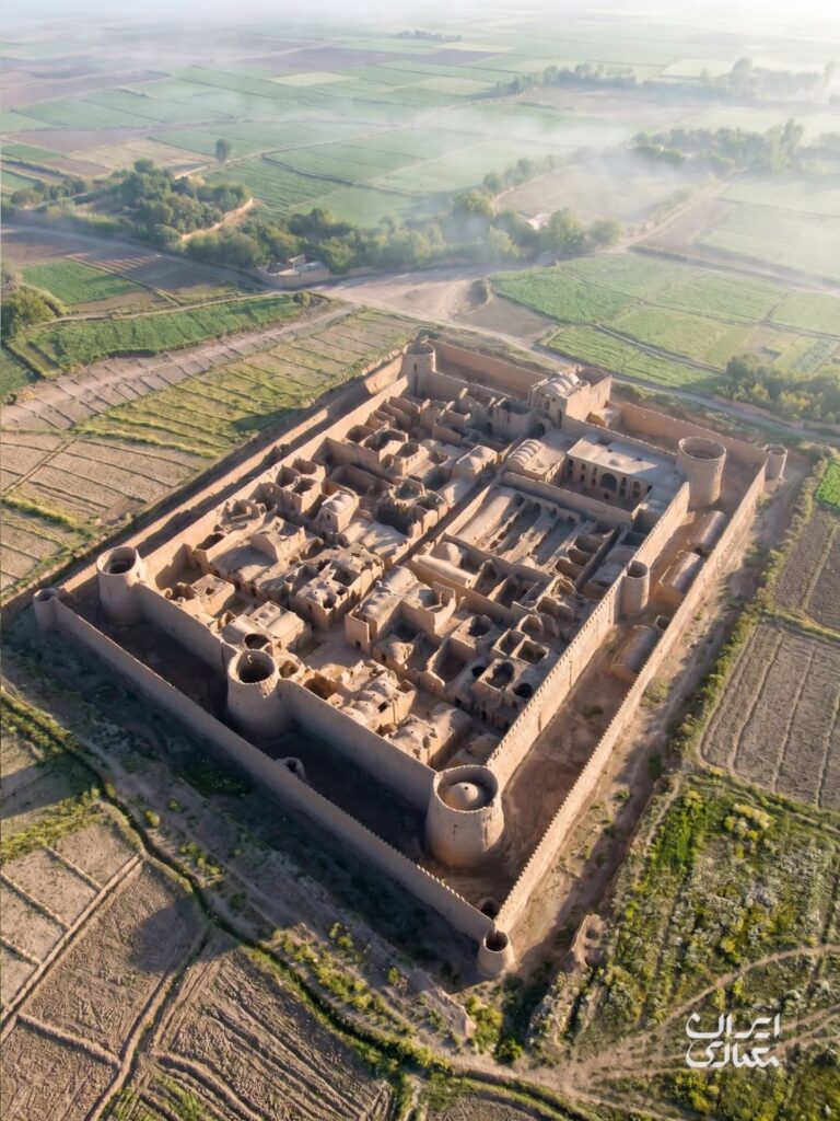 قلعه مهرپادین از قلعه های تاریخی خشتی استان یزد در شهرستان مهریز