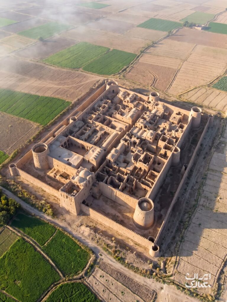 قلعه مهرپادین از قلعه های تاریخی خشتی استان یزد در شهرستان مهریز