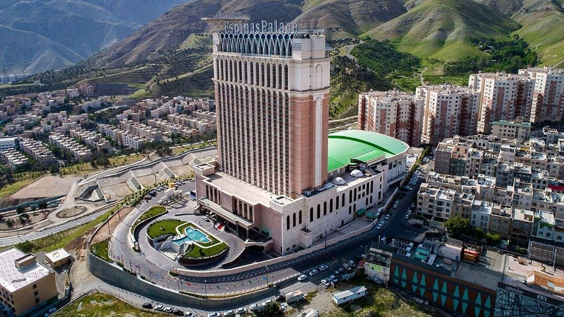 نمای بییرونی ساختمان هال اسپیناس پالاس تهران در روز